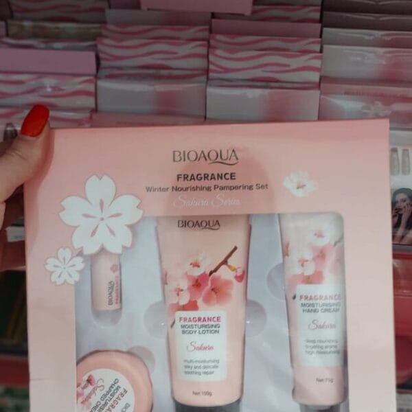 BIOAQUA Fragrance Moisturizing Flowering Set სხეულის მოვლის ნაკრები